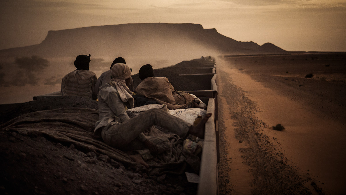 Kultowy pociąg z rudą żelaza Zoueratu do Nouadhibou w Mauretanii