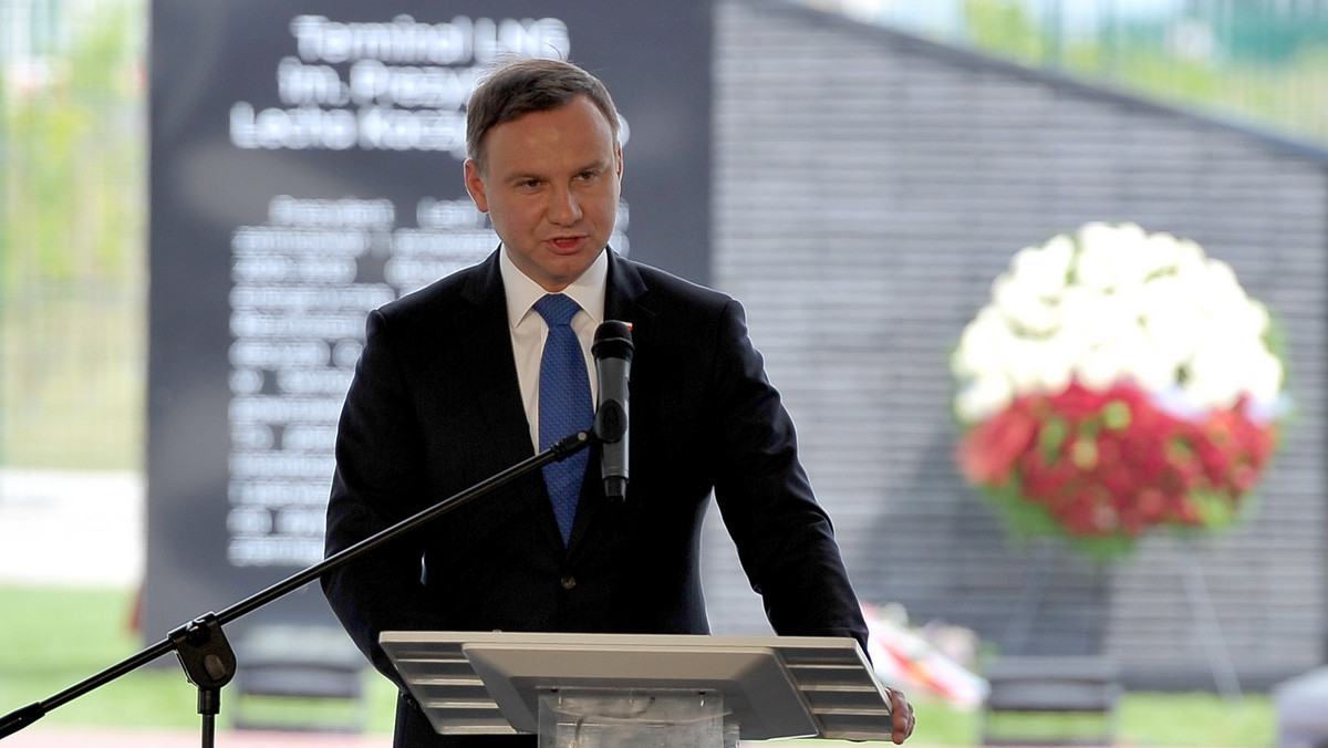 Prezydent Andrzej Duda podpisał postanowienie o wysłaniu dwóch kontyngentów wojskowych do wsparcia koalicji walczącej przeciwko tzw. Państwu Islamskiemu - poinformowało Biuro Bezpieczeństwa Narodowego. Postanowienie dotyczy użycia dwóch Polskich Kontyngentów Wojskowych w operacji Inherent Resolve od 20 czerwca do 31 grudnia 2016 r.