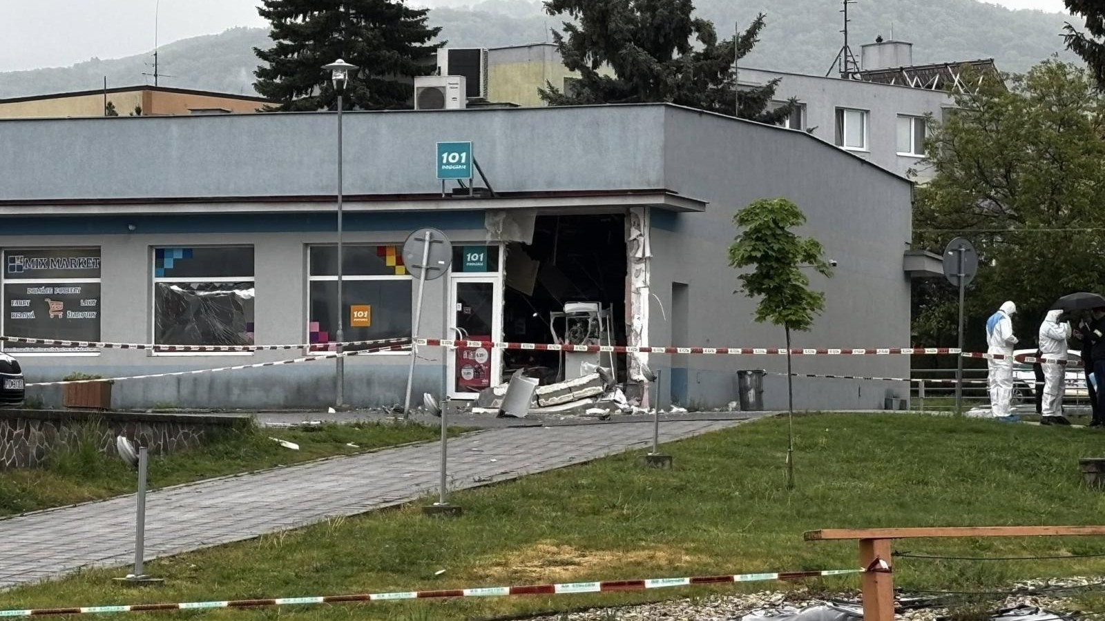 V Lehote pod Vtáčnikom páchatelia poškodili bankomat. 