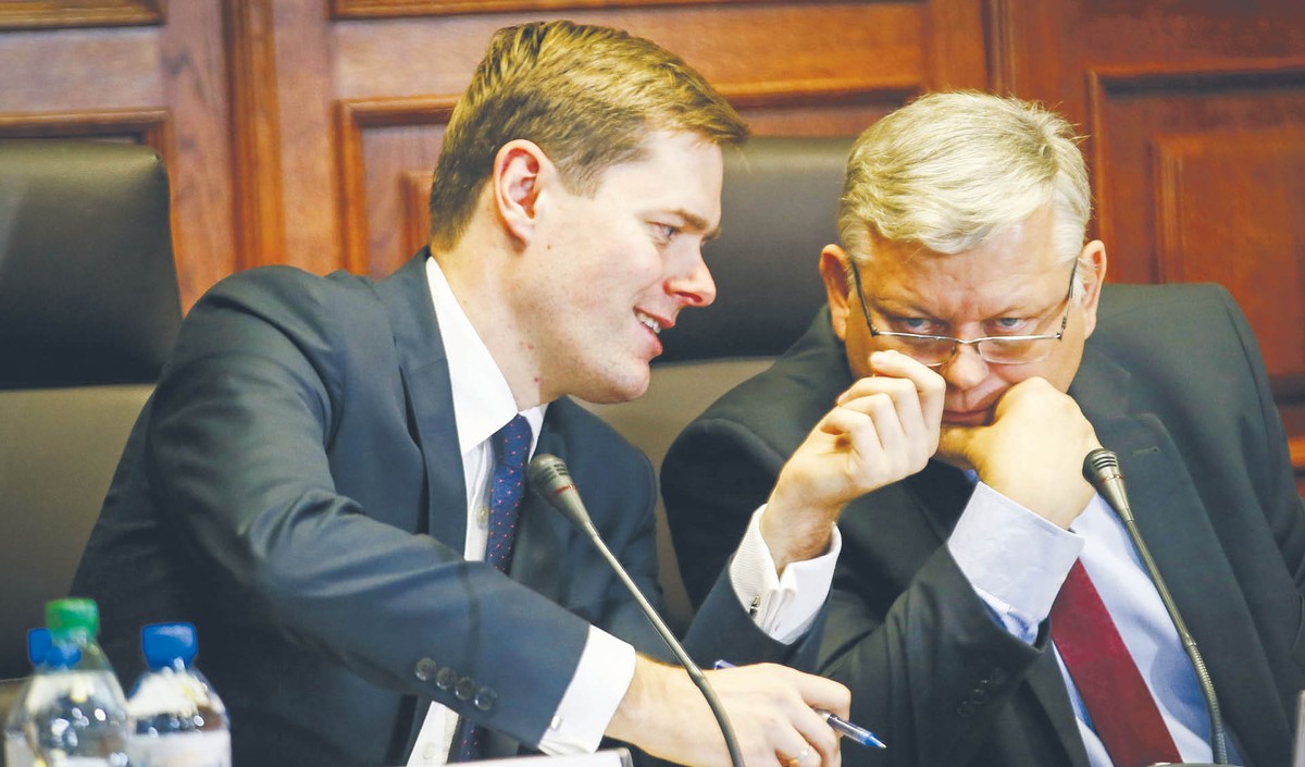 Jarosław Krajewski (po lewej) i Marek Suski (po prawej) byli w składzie delegacji na Islandię