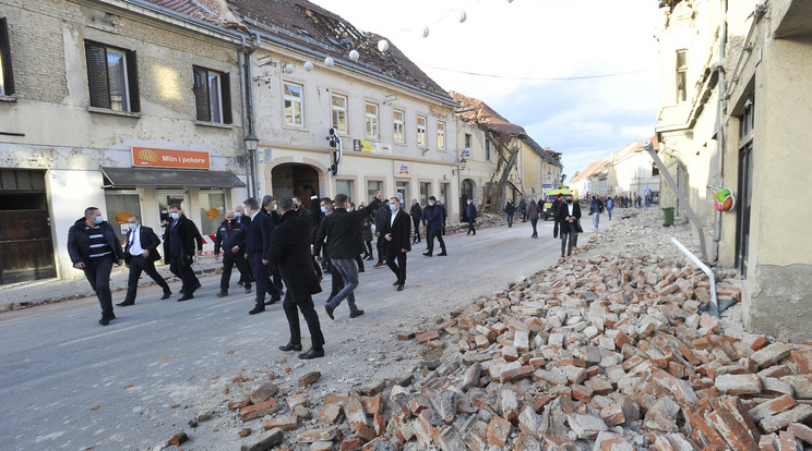 Mininális károkat okozott a horvát földrengés Magyarországon. / Fotó: MTI/AP