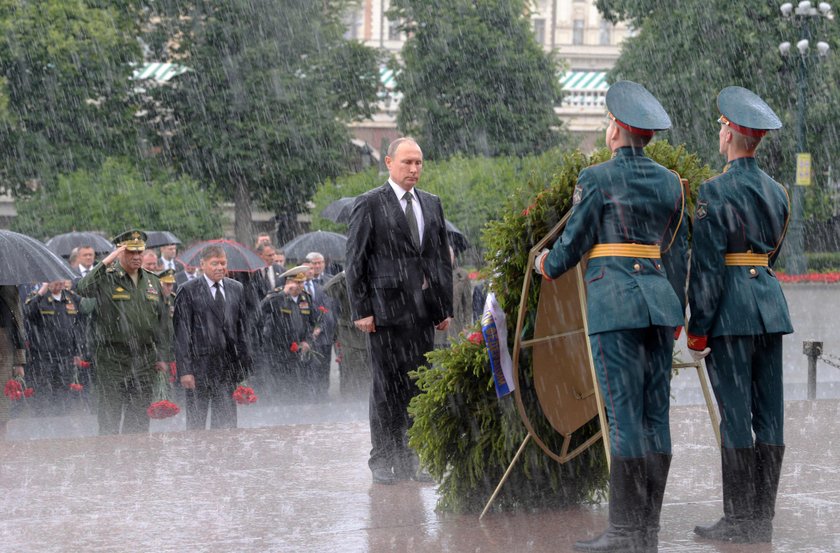 Władimir Putin nie chciał parasola podczas ceremonii upamiętniania ofiar II wojny światowej