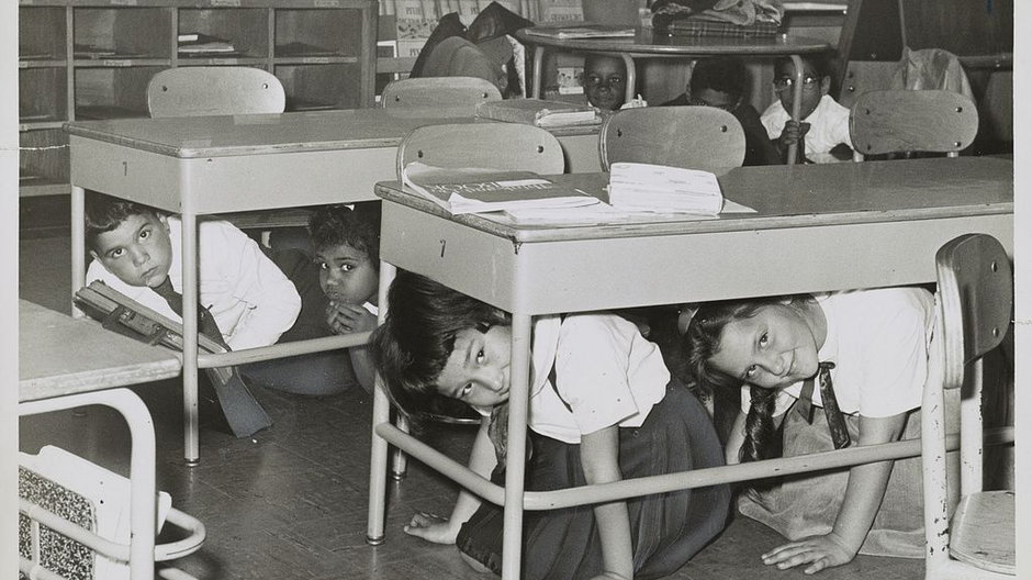Amerykańskie dzieci przekonywano, że w razie wybuchu wojny atomowej wystarczy… schować się pod szkolną ławką.