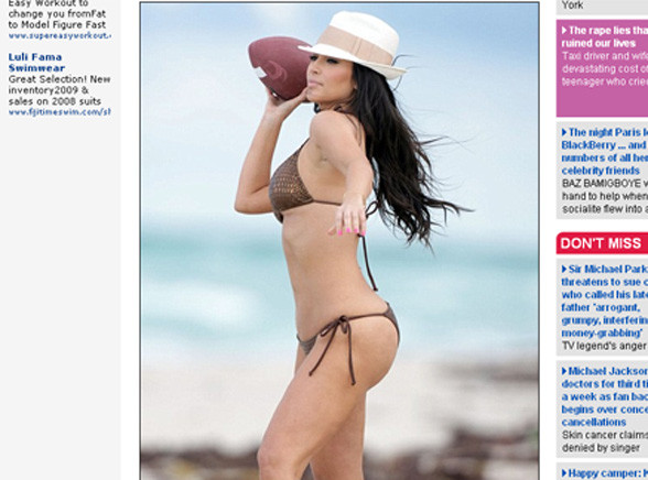 Kim Kardashian bawi się z piłką na plaży