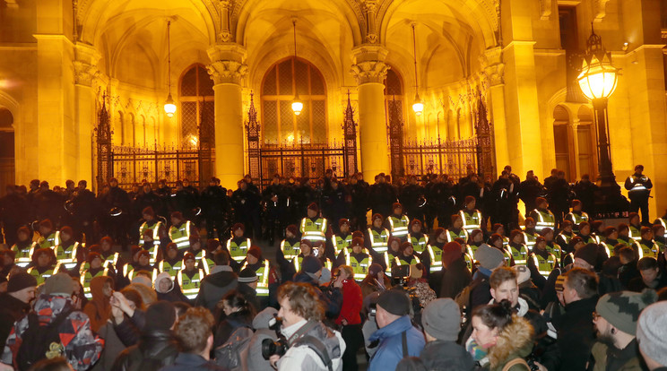 Esti tüntetés a Kossuth téren - Fotó: Isza Ferenc