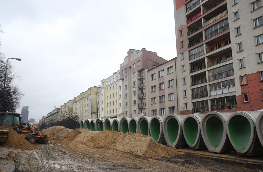 Sprawdzają budynki w okolicy metra