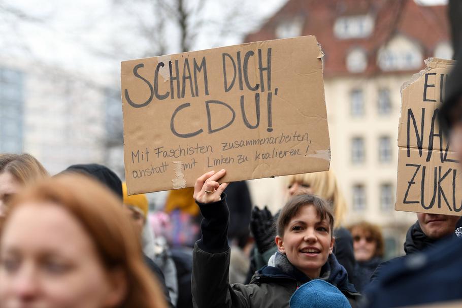 Protesty przeciwko rezultatom wyborów w Turyngii. Premierem landu został liberał Thomas Kemmerich, zwyciężając dzięki głosom CDU, FDP i antyimigranckiej AfD. Erfurt, 6.02.2020