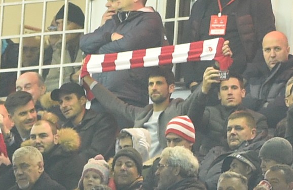 Novak Đoković sa šalom Crvene zvezde