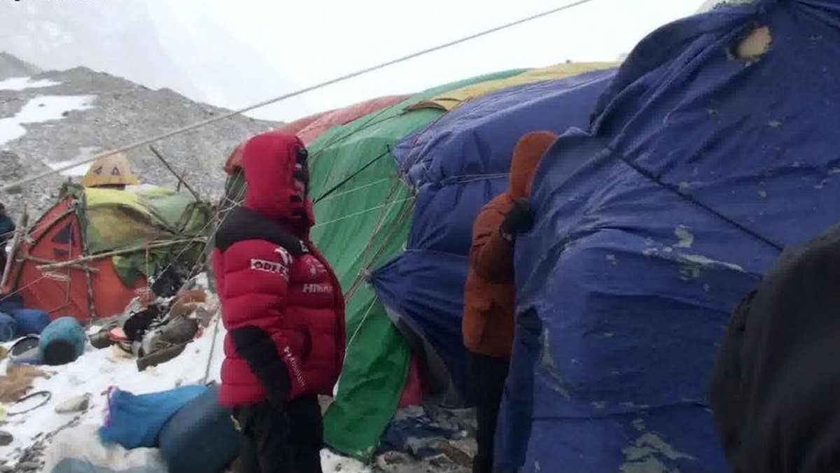 - Nie mamy ochoty tutaj siedzieć, bo atmosfera w obozie nie jest najlepsza. (...) Nie chcemy ryzykować schodzenia i poczekamy na poprawę pogody. Do czterech dni powinno wszystko wrócić do normy i damy radę - mówi Adam Bielecki, jeden z polskich alpinistów, którzy 9 marca zdobyli szczyt Gasherbrum I (8069 m - przyp. red.). Mężczyźni od tamtej pory z powodu odmrożeń i bardzo złej pogody nie mogli zejść do bazy położonej na wysokości 5000 metrów.