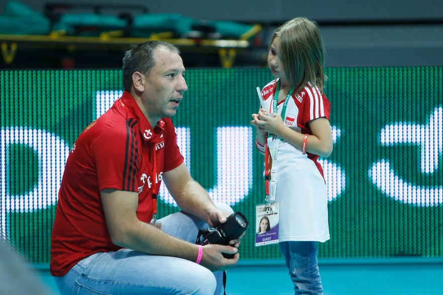 Jacek Olszewski (mąż Agaty Mróz-Olszewskiej) z córką Lilianą podczas meczu Reprezentacji Polski ze Złotą Drużyną Niemczyka w 2013 roku