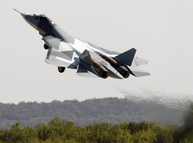 Niewidzialny rosyjski mysliwiec Suchoj T-50 podczas pierwszego dnia pokazów na lotnisku Żukowski