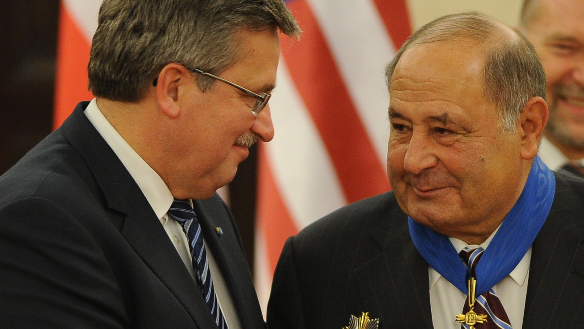 Prezydent Bronisław Komorowski we wtorek odznaczył Krzyżem Komandorskim z Gwiazdą Orderu Zasługi Roberta G. Farisa, byłego prezesa Polsko-Amerykańskiego Funduszu Przedsiębiorczości.
