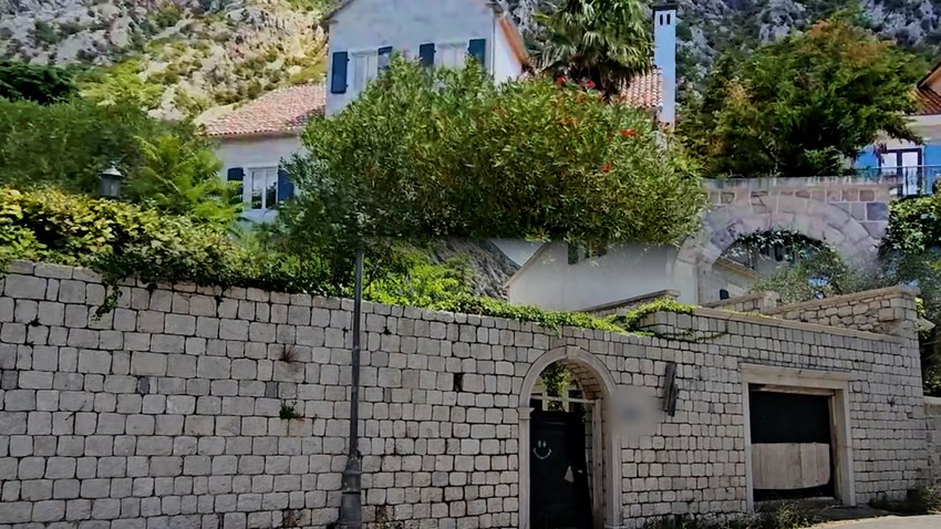 Evo ko sve od poznatih ima svoju plažu i vilu na moru: Jedna noću svetli