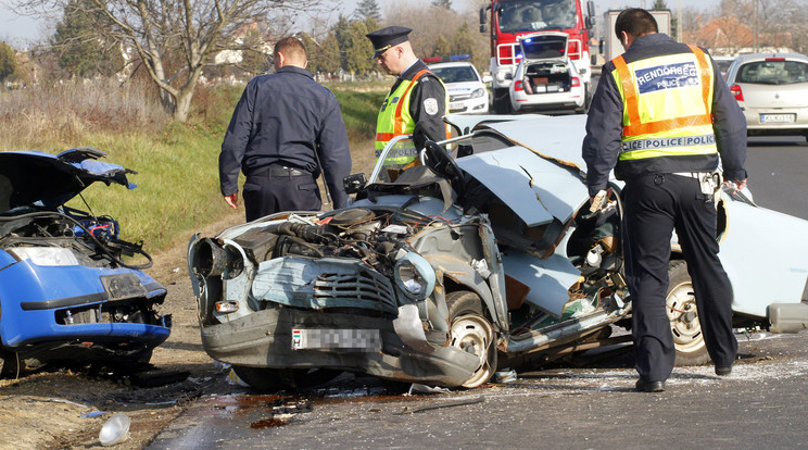 Igen csúnyán összetört ez a Trabant /  Fotó: MTI