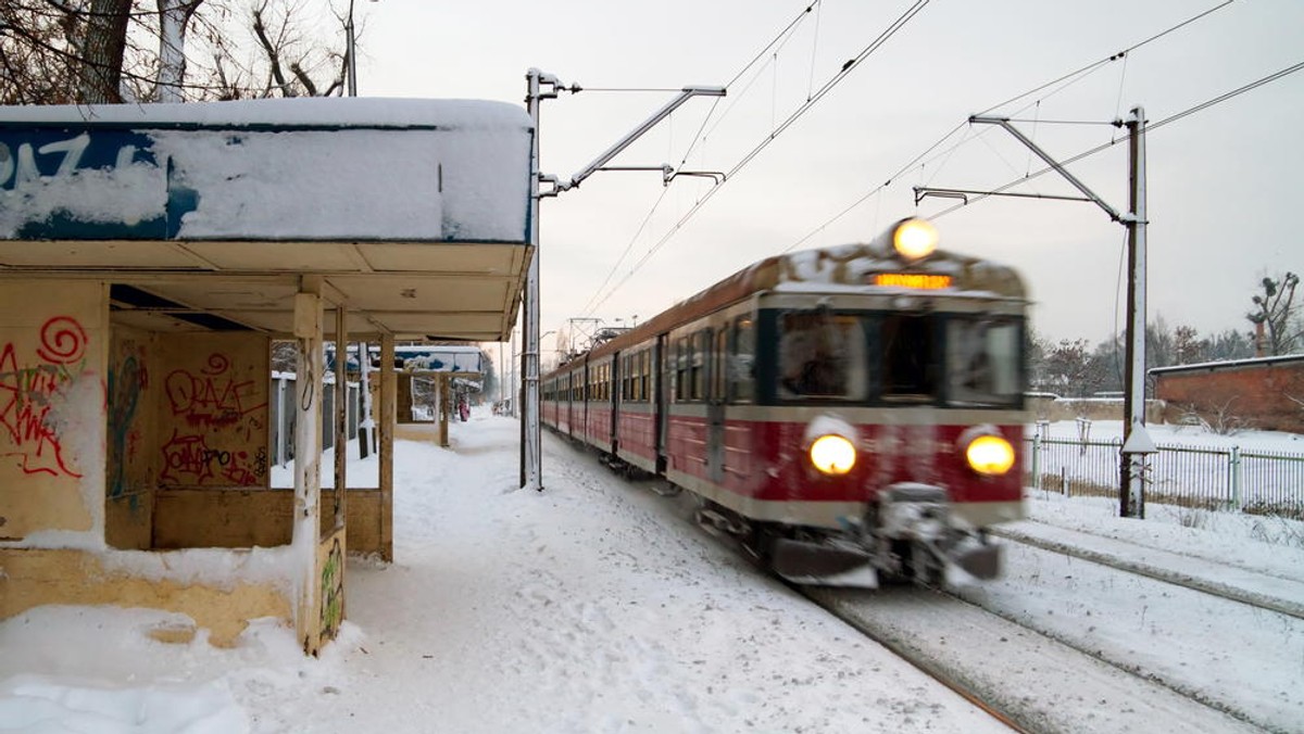 Mimo zwiększonego ruchu pasażerskiego oraz zimowych warunków pogodowych, pociągi kursują bez większych utrudnień, maleje ruch na dworcach i w pociągach - poinformowały PKP PLK w komunikacie o sytuacji sieci kolejowej w Polsce w sobotę wieczorem.