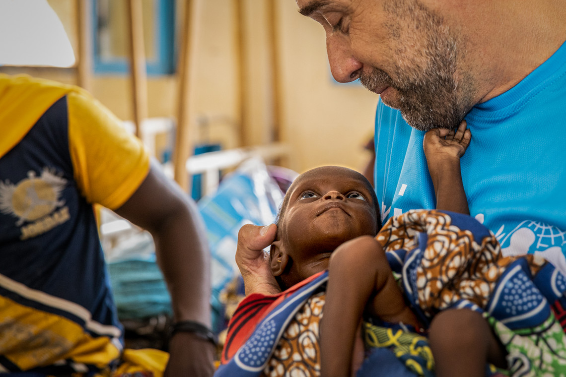 Łukasz Nowicki, ambasador dobrej wolI UNICEF, trzyma na rękach małą Omarę. Intensive Noutrition Recovery Center/CRENI, Mayahi, Niger. fot. Iwona El Tanbouli-Jabłońska