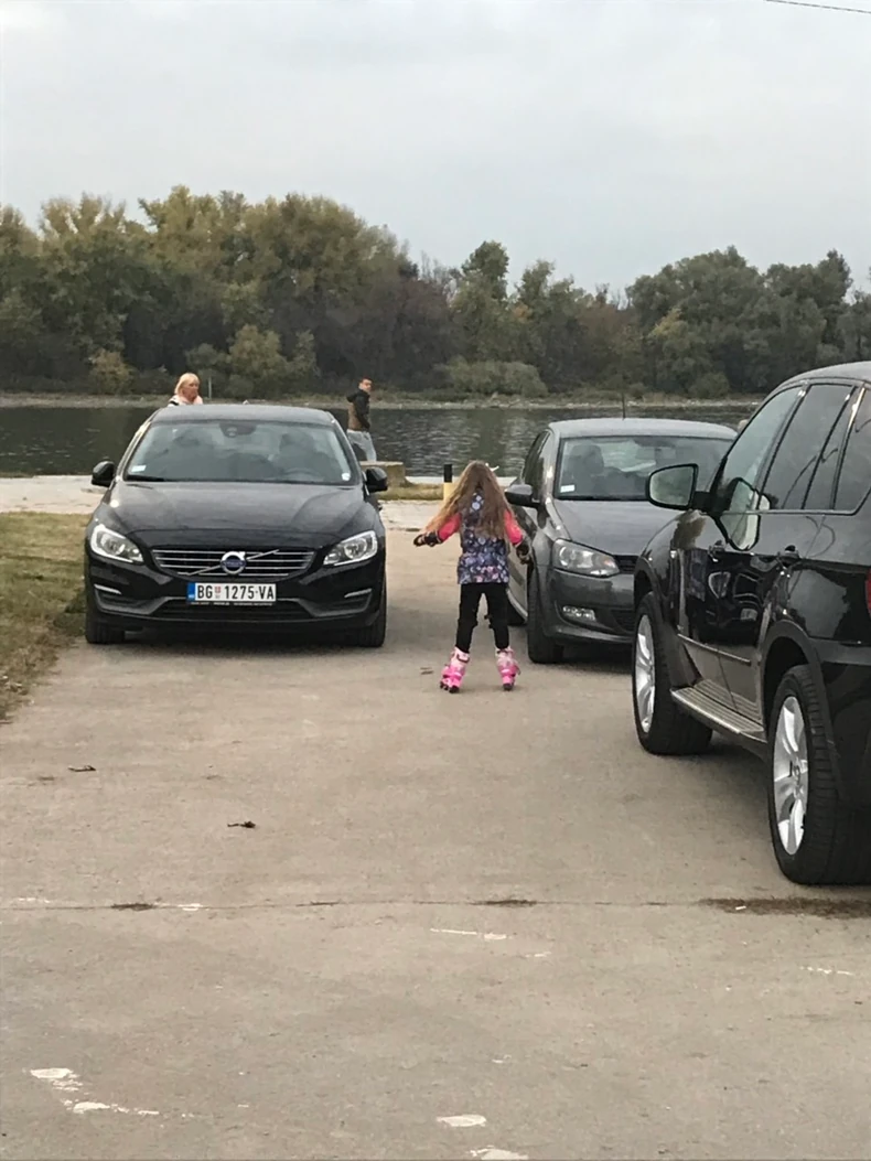 Nepropisno parkirana vozila ometaju šetnju