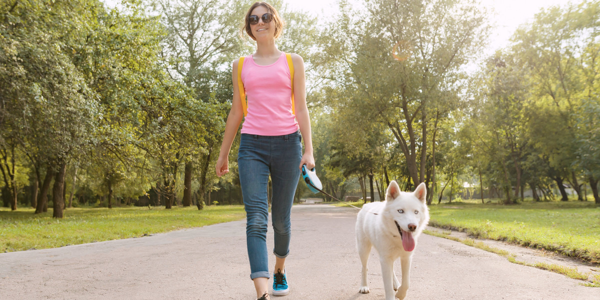 Czy wiesz, że nawet krótki spacer po nagrzanym asfalcie może skończyć się poparzeniem skóry łap u psa? Jest sposób, by sprawdzić, czy temperatura chodnika osiągnęła krytyczne wartości! 