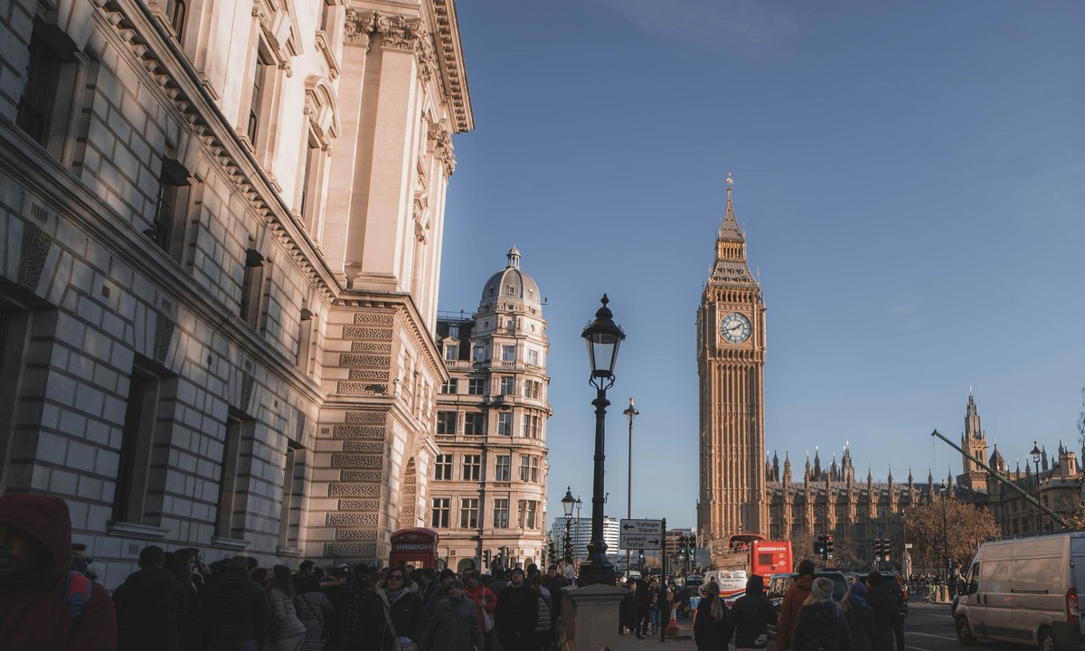 Nawet pięć lat więzienia za reklamy. Wielka Brytania walczy z przemytem ludzi