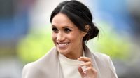 Meghan Markle Károly királynak üzenhetett friss fotójával: csúnya visszavágás ez apósának