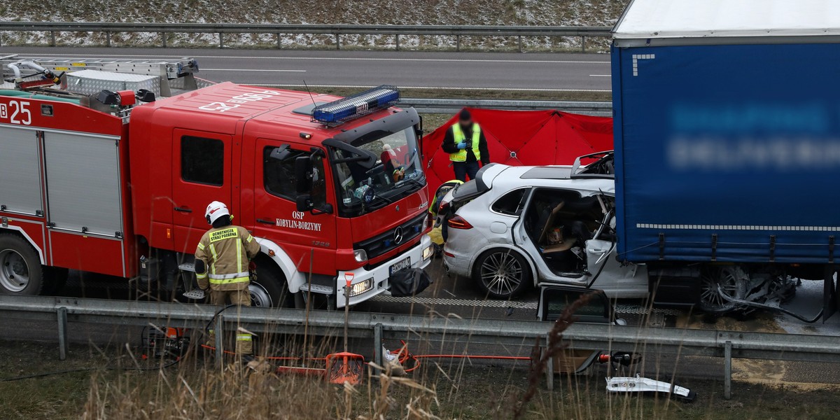 Z porsche została miazga. Podróżowali nim lokalny polityk i lekarz. Śledczy ujawniają przyczynę tragedii.