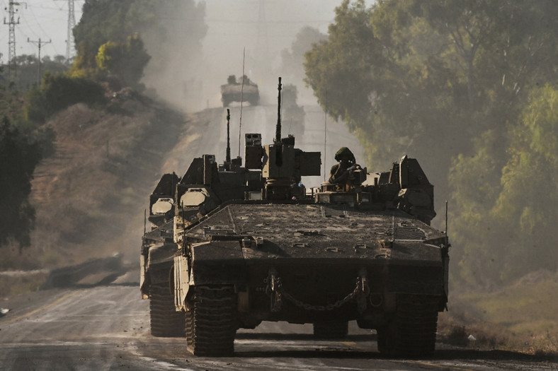 Pojazdy opancerzone armii izraelskiej przemieszczające się w kierunku granicy ze Strefą Gazy, 15 października 2023 r.