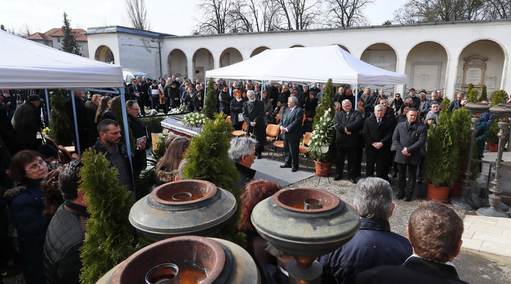 Csukás Istvánt rengetegen kísérték utolsó útjára, a nagy mesemondoó sírját beterítette a koszorúk és virágok tengere/ Fotó: Fuszek Gábor