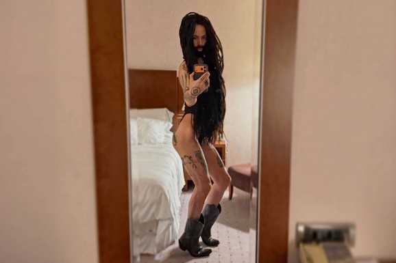 NAŠ PEVAČ U MINIJATURNOM TRIKOU Na nogama kaubojske čizme: Zbog fotke ispred ogledala se usijale mreže