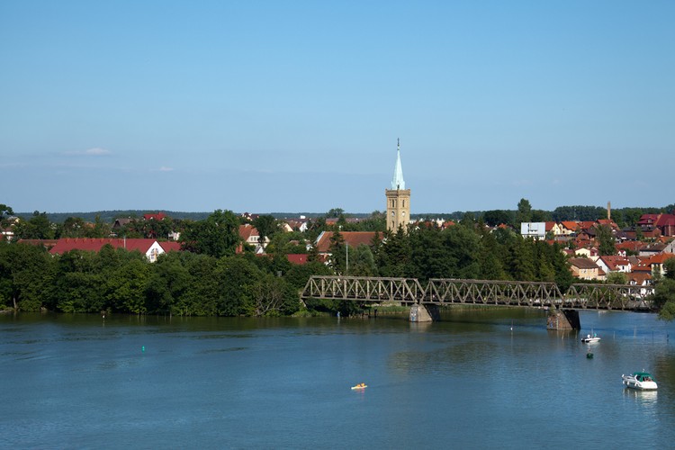 18. Warmińsko-mazurskie, Polska.  Były zabór pruski, przyłączony do Polski w 1945 roku. Przeciętne miesięczne wynagrodzenie mieszkańca woj. warmińsko-mazurskiego w 1. kwartale 2011 r. wynosiło 2949,61 zł, co lokowało je na ostatnim miejscu względem wszystkich województw. Bezrobocie jest tutaj największe w kraju i przekracza 20 proc. Na zdjęciu: Mikołajki, Warmińsko-mazurskie