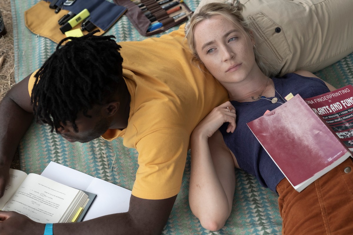 Paapa Essiedu i Saoirse Ronan w filmie "The Outrun"