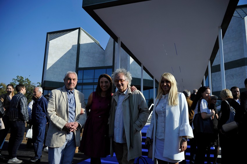 Dušan Otašević, Aja Jung, Ivan Tasovac i Ivona Jevtić ispred uzgrade Muzeja savremene umetnosti