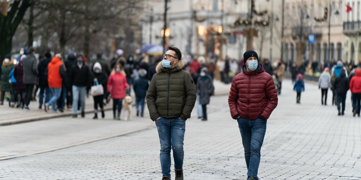 Wirusolog zakłada, że w tym roku społeczeństwo będzie stopniowo zbliżać się do "dawnego życia". 