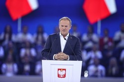 "Trzaskowski z bohaterkami, Nawrocki z gangsterami". Mocne słowa Tuska