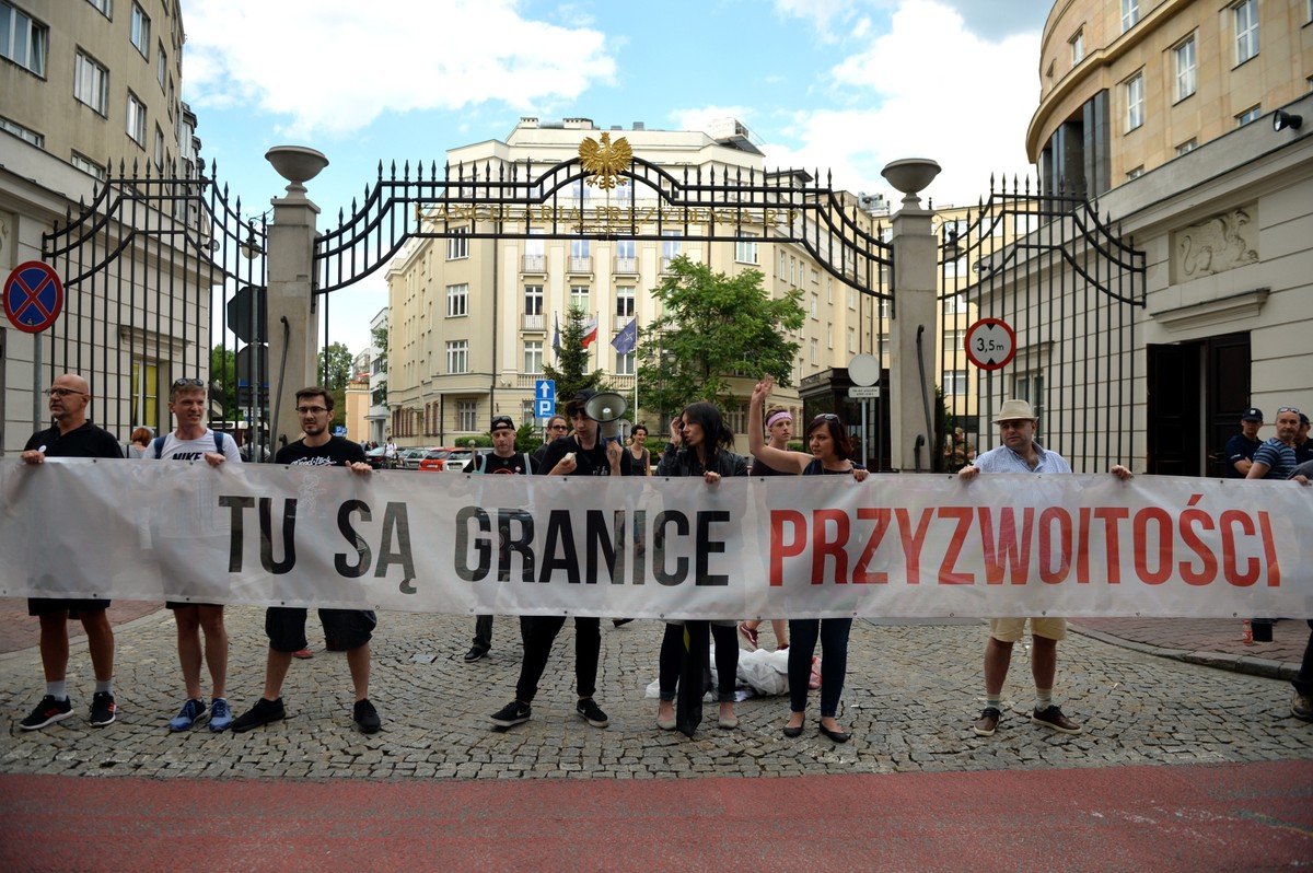 Protestujący przed siedzibą Kancelarii Prezydenta RP przy ul. Wiejskiej. Pikieta Komitetu Obrony Demokracji To NIE Koniec! Powstrzymajmy Zamach Stanu zorganizowana przed Sejmem, 16 bm. Zgromadzeni protestują przeciwko zmi