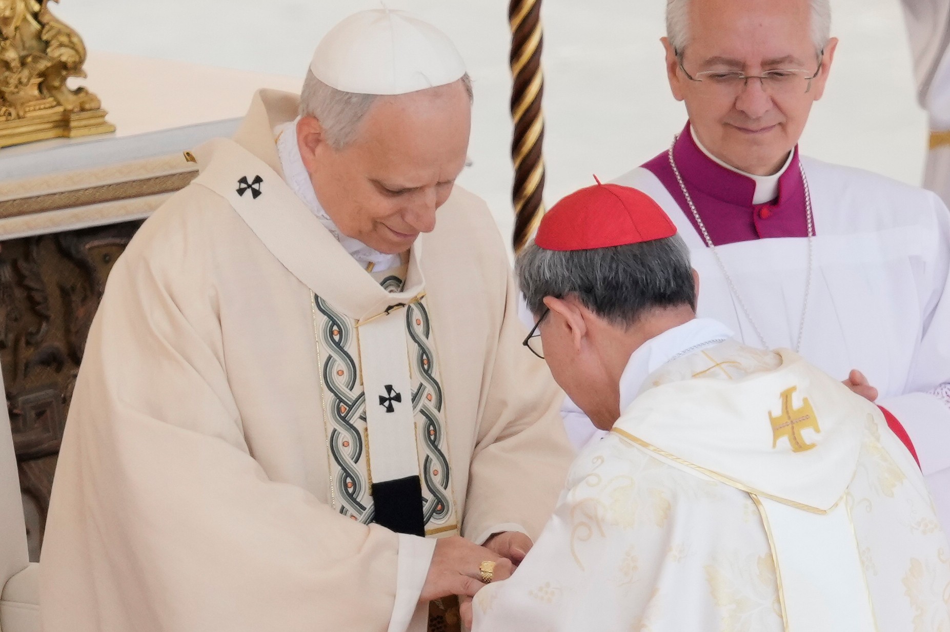 Inauguračná omša pápeža Leva XIV.: Kardinál Tagle navliekol pontifikovi prsteň rybára.