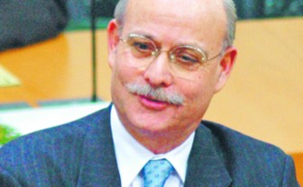 prof. Jeremy Rifkin pracuje na Uniwersytecie Pensylwanii, myśliciel społeczny i ekonomista, autor książki „Społeczeństwo zerowych kosztów krańcowych”, w której przewiduje koniec kapitalizmu, jaki znamy