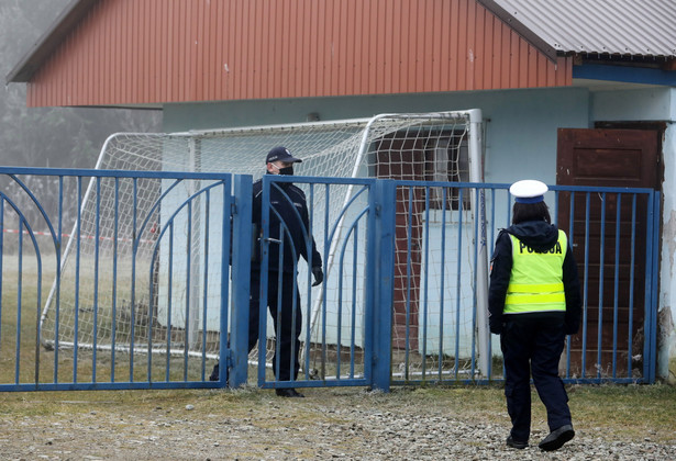 Budynek szatni przy boisku sportowym w Nowej Białej