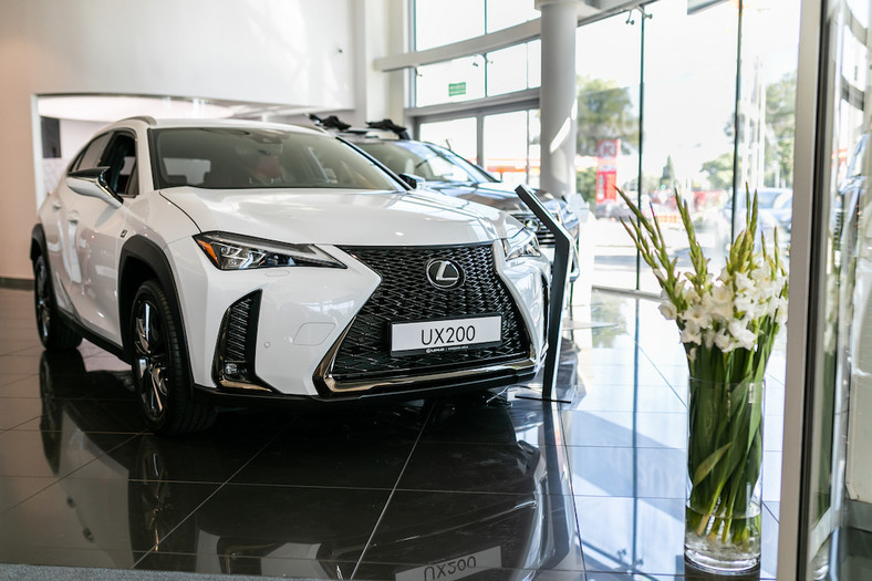 Wielki Test Salonów – Lexus