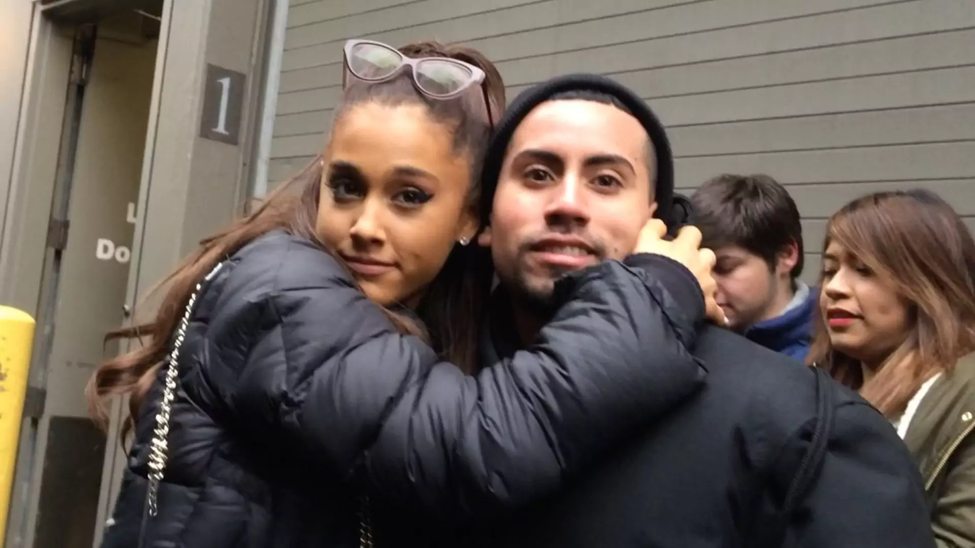 Ariana Grande zaprosi na scenę osoby, które przeżyły atak w Manchesterze. Kim są?