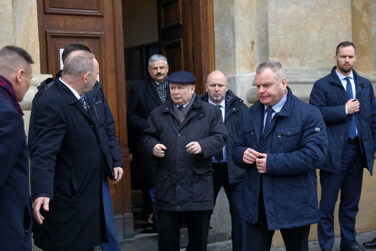 Prezes PiS po mszy świętej w intencji ofiar katastrofy smoleńskiej