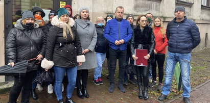 Protest w sosnowieckiej podstawówce:  Rodzice, uczniowie i grono pedagogiczne nie chcą by w szkole uczyła była dyrektorka