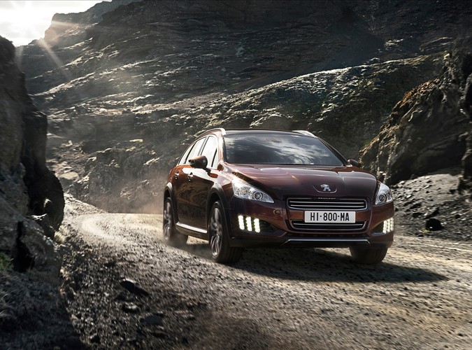 Na początku II kwartału w polskich salonach zobaczymy peugeota 508 RXH