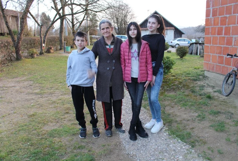 Biljana Čekić sa bratom, sestrom i bakom