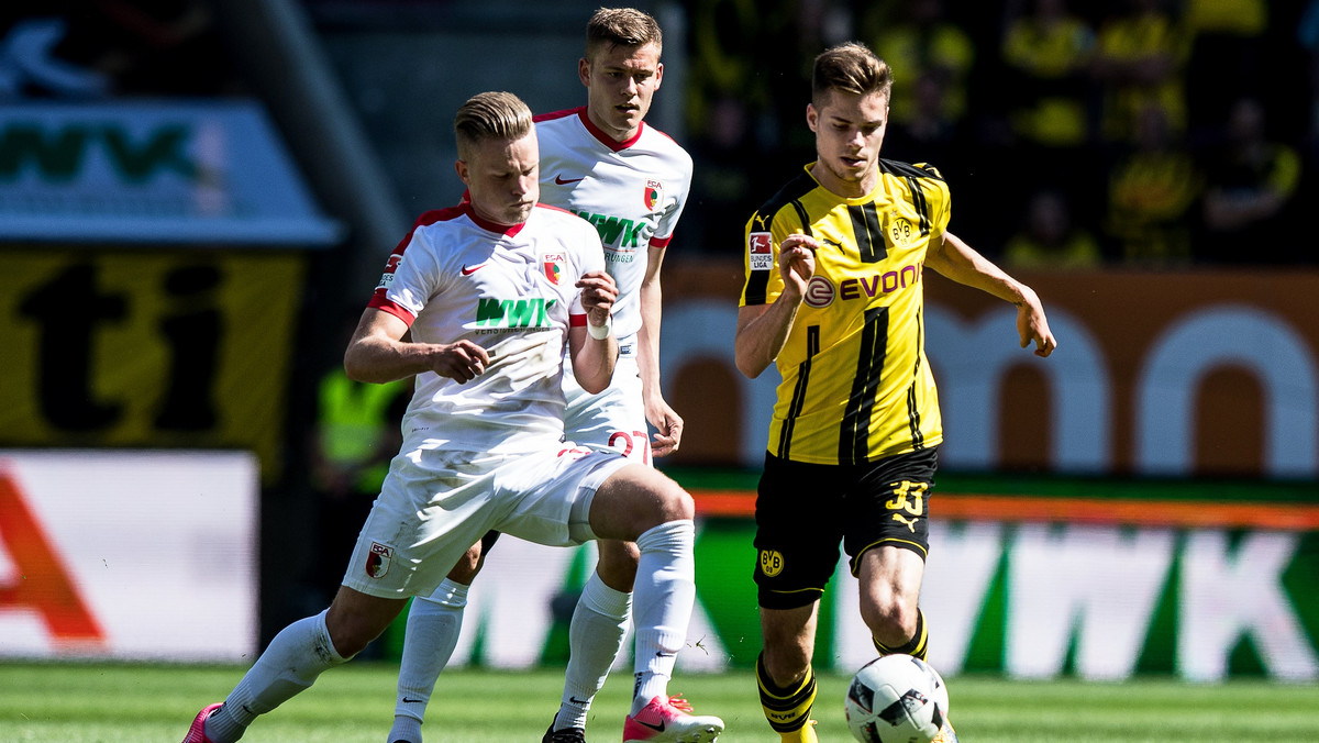 Ogromnego pecha ma w końcówce sezonu piłkarz Borussia Dortmund Julii Weigl. 21-letni pomocnik złamał kostkę w nodze w sobotnim meczu z Augsburgiem (1:1) i - jak oceniają lekarze - będzie wyłączony z gry przez trzy, a nawet cztery miesiące.