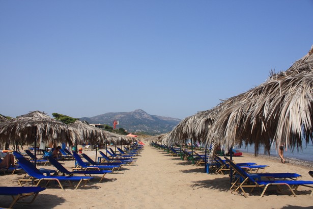 Leżaki i parasole na plaży