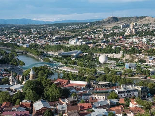 Panorama Tibilisi, stolicy Gruzji. Rosjanie masowo kupują w Gruzji luksusowe mieszkania i rejestrują firmy. Niewykluczone, że wkrótce będą starać się o obywatelstwo (zmiany przepisów mogą to umożliwić).