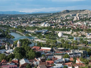 Panorama Tibilisi, stolicy Gruzji. Rosjanie masowo kupują w Gruzji luksusowe mieszkania i rejestrują firmy. Niewykluczone, że wkrótce będą starać się o obywatelstwo (zmiany przepisów mogą to umożliwić).