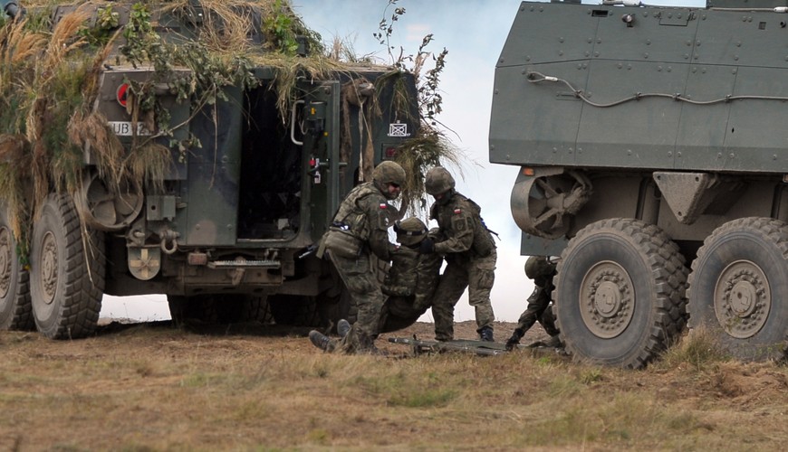 Planowane jest także wykonanie dwóch dużych przepraw w okolicach Nowogrodu i Dęblina z pokonaniem przeszkody wodnej. Ponadto w rejonie lotniska Szymany zostanie przeprowadzony międzynarodowy desant spadochronowy z zajęciem wskazanego obiektu.<br><br>mzb/ pru/<br> (mb/mr) PAP/Marcin Bielecki