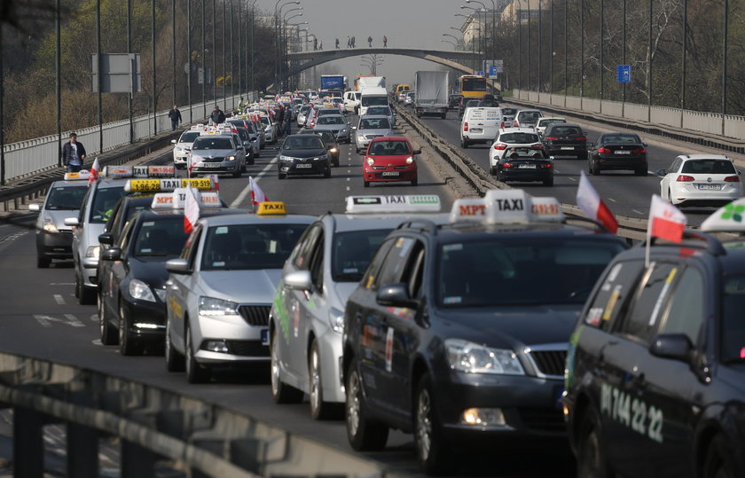 Strajk przerodził się w burdy. Wybita szyba, zniszczone auta