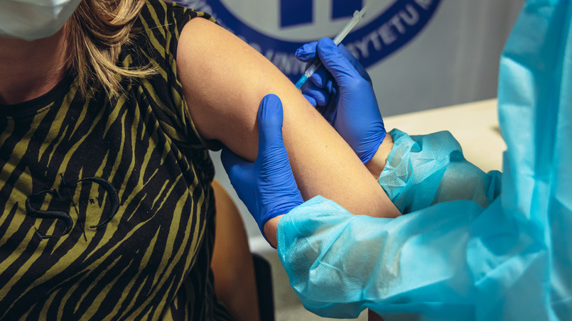 Latem coraz więcej pracodawców w USA zaczęło wymagać szczepień, by zwalczyć wzrost zakażeń spowodowany wariantem Delta karonowirusa.